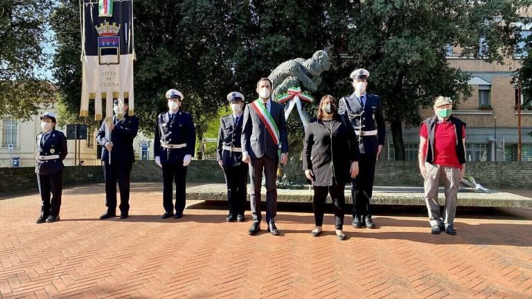 Cesena, sindaco depone corona al monumento ai caduti della Resistenza Cesena, sindaco depone corona al monumento ai caduti della Resistenza
