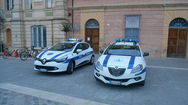 San Mauro Mare, botte in strada alla compagna e minacce con una bottiglia San Mauro Mare, botte in strada alla compagna e minacce con una bottiglia