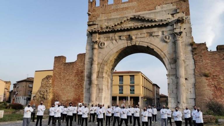 Cuochi Romagnoli sotto l'Arco a Rimini e poi tutti ai fornelli Cuochi Romagnoli sotto l'Arco a Rimini e poi tutti ai fornelli