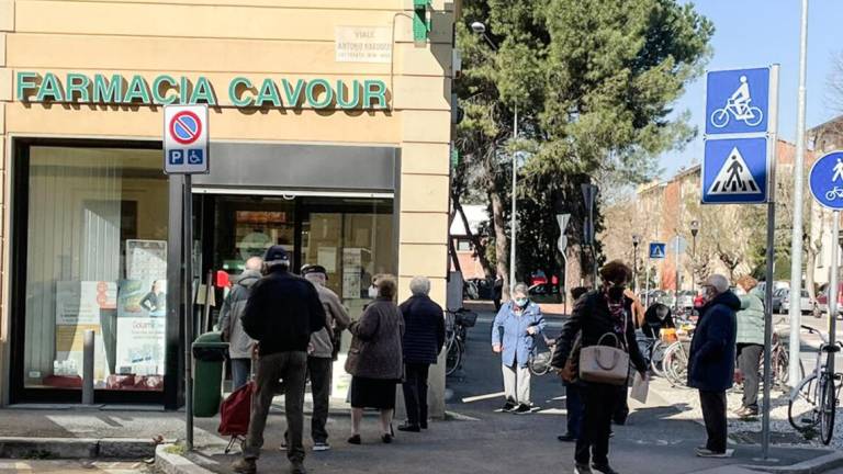 Imola, in coda alle farmacie per prenotare il vaccino Imola, in coda alle farmacie per prenotare il vaccino