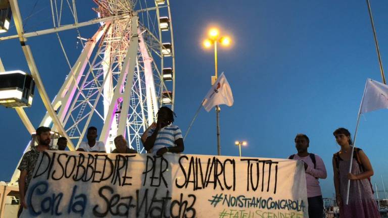 Liberate la capitana Carola, la protesta al porto di Rimini Liberate la capitana Carola, la protesta al porto di Rimini