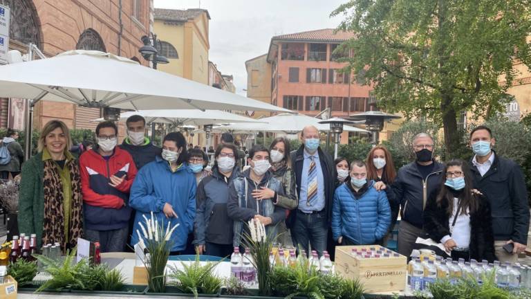 Cesena, i celebri waferini Babbi, i sacchetti di juta e i ragazzi dell'Enaip Cesena, i celebri waferini Babbi, i sacchetti di juta e i ragazzi dell'Enaip