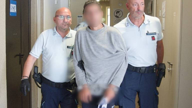 Ravenna. La polizia ha arrestato un presunto scafista arrivato ieri con la nave dei profughi Ravenna. La polizia ha arrestato un presunto scafista arrivato ieri con la nave dei profughi