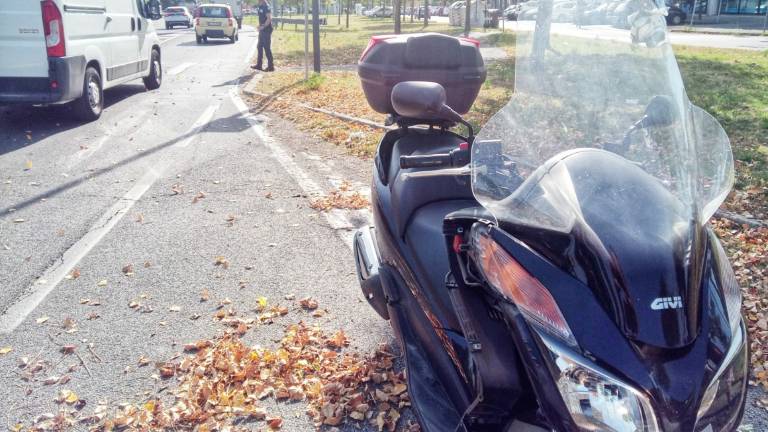 Ravenna, incidente: donna di 82 anni cade a terra colpita di striscio da una moto - Gallery Ravenna, incidente: donna di 82 anni cade a terra colpita di striscio da una moto - Gallery