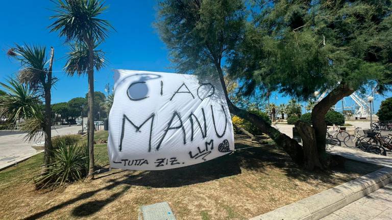 Lo striscione di saluto appeso dagli amici della vittima in piazza Costa a Cesenatico Lo striscione di saluto appeso dagli amici della vittima in piazza Costa a Cesenatico