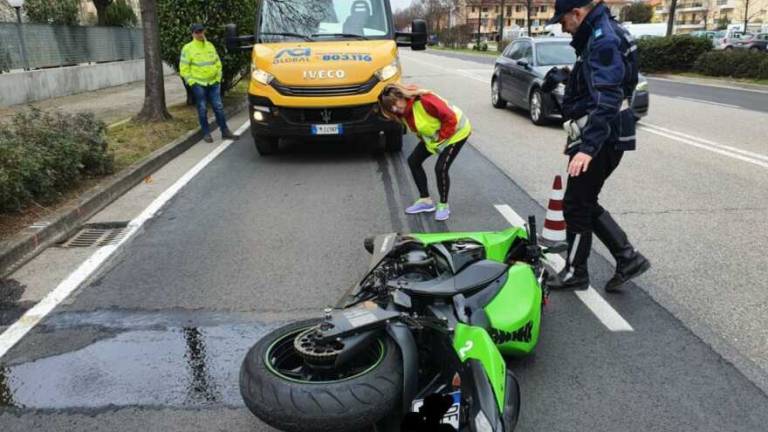 Schianto a Rimini: cade dalla moto e muore a 56 anni Schianto a Rimini: cade dalla moto e muore a 56 anni