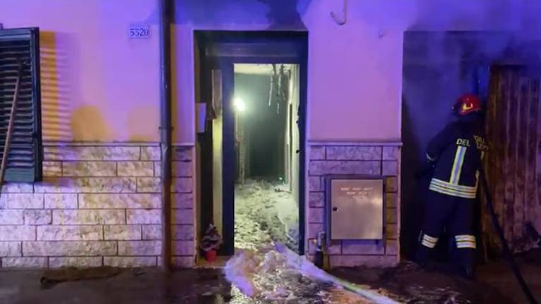 Incendio in una casa a Macerone di Cesena: ferito il proprietario, morto il gatto e danni ingenti - VIDEO Incendio in una casa a Macerone di Cesena: ferito il proprietario, morto il gatto e danni ingenti - VIDEO