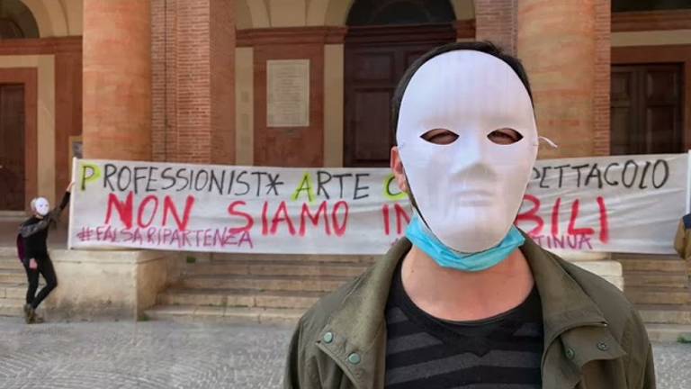 Rimini, lavoratori dello spettacolo protestano in piazza / VIDEO Rimini, lavoratori dello spettacolo protestano in piazza / VIDEO
