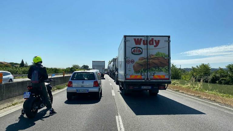 Cesena, Secante: la gente dal finestrino butta di tutto. Via alla pulizia delle uscite 3 e 4 Cesena, Secante: la gente dal finestrino butta di tutto. Via alla pulizia delle uscite 3 e 4