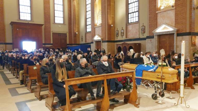 Lugo, i funerali di Jabba: il suo cappello e la maglia da hockey sul feretro Lugo, i funerali di Jabba: il suo cappello e la maglia da hockey sul feretro