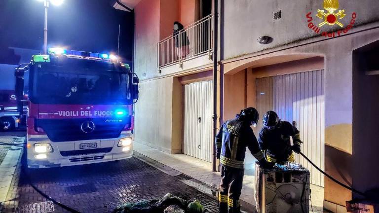 Conselice, garage a fuoco nella notte Conselice, garage a fuoco nella notte