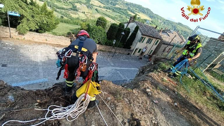 Vigili del fuoco al lavoro per salvare l'abitato di Sorrivoli dalla frana alluvionale Vigili del fuoco al lavoro per salvare l'abitato di Sorrivoli dalla frana alluvionale