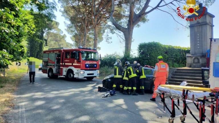 Forlì, resta incastrato tra le lamiere, salvato dai vigili del fuoco Forlì, resta incastrato tra le lamiere, salvato dai vigili del fuoco