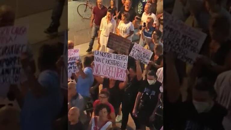 Una folla in centro a Rimini contro green pass e vaccini Video Una folla in centro a Rimini contro green pass e vaccini Video