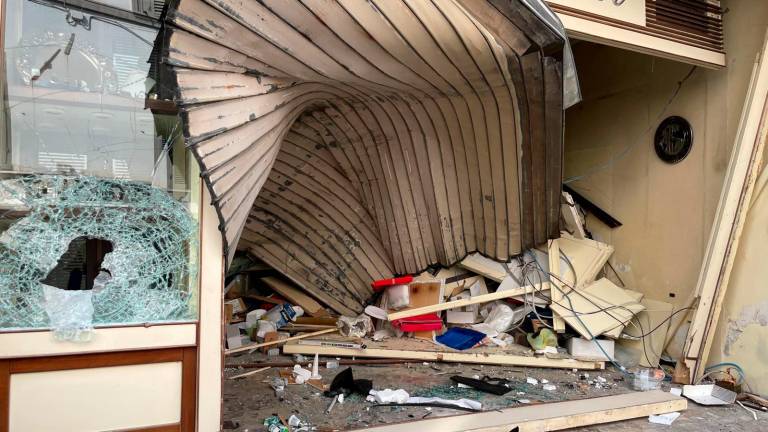 Rimini, spaccata in gioielleria in pieno centro storico VIDEO Rimini, spaccata in gioielleria in pieno centro storico VIDEO