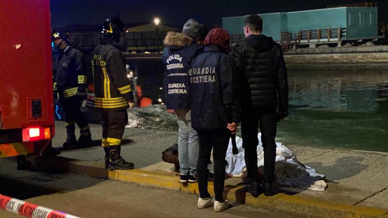 Cesenatico, cade nel Porto e annega: recuperato il cadavere - VIDEO Cesenatico, cade nel Porto e annega: recuperato il cadavere - VIDEO