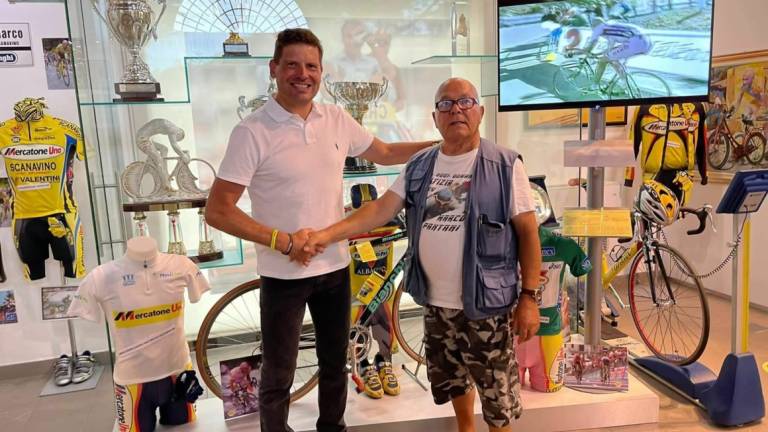 Ciclismo, omaggio a Marco Pantani da Jan Ullrich in visita a Cesenatico Ciclismo, omaggio a Marco Pantani da Jan Ullrich in visita a Cesenatico