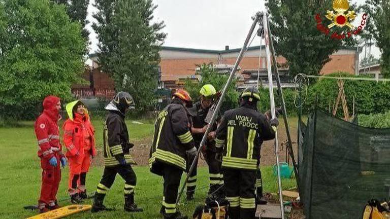 Forlì, cade in un pozzo a testa in giù: soccorso dai Vigili del Fuoco Forlì, cade in un pozzo a testa in giù: soccorso dai Vigili del Fuoco