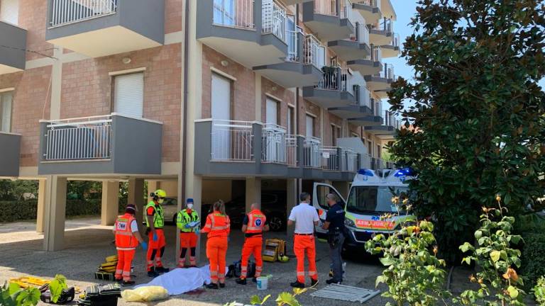Rimini. Precipita dal balcone con la ringhiera e muore Rimini. Precipita dal balcone con la ringhiera e muore