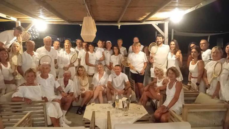 A Cervia il torneo vintage di tennis: si gioca vestiti di bianco e con racchette di legno A Cervia il torneo vintage di tennis: si gioca vestiti di bianco e con racchette di legno