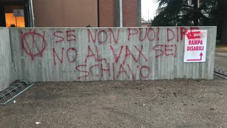 Imola, nuovi vandalismi al centro vaccinale Imola, nuovi vandalismi al centro vaccinale