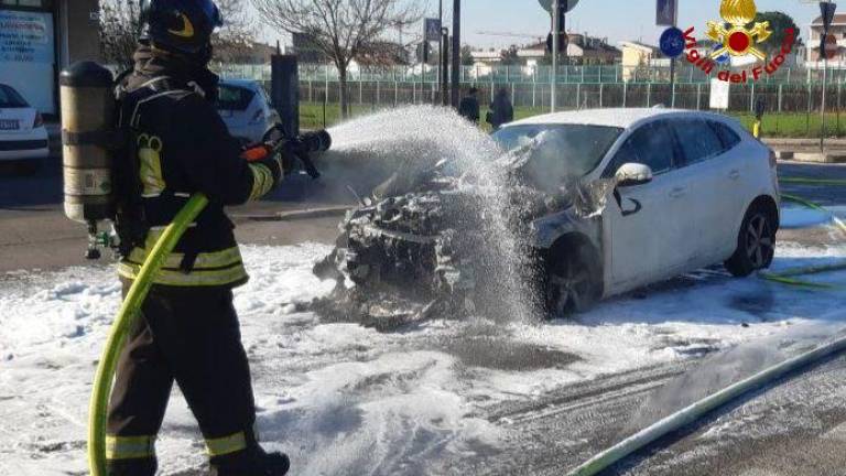 Forlì, auto a fuoco in viale Roma Forlì, auto a fuoco in viale Roma