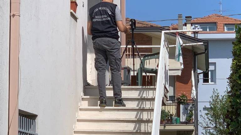 Rimini, uccisa a colpi di mattarello e con 50 coltellate: ispezione della Scientifica nell'appartamento VIDEO Rimini, uccisa a colpi di mattarello e con 50 coltellate: ispezione della Scientifica nell'appartamento VIDEO
