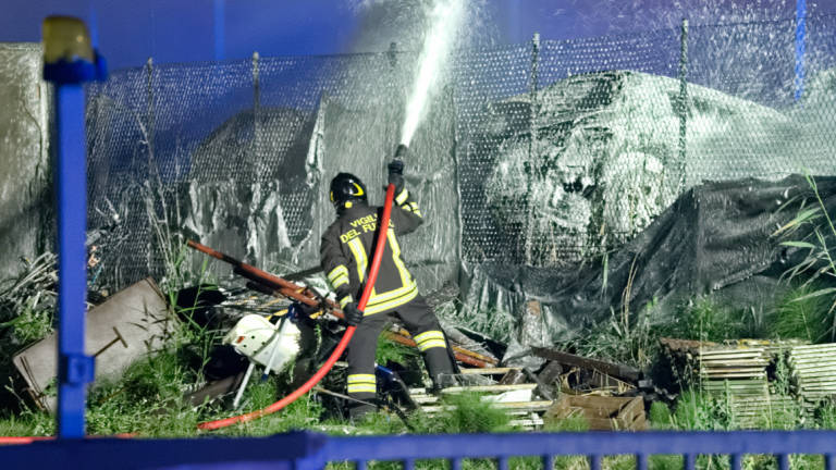 Lugo, maxi incendio in un deposito di auto Lugo, maxi incendio in un deposito di auto