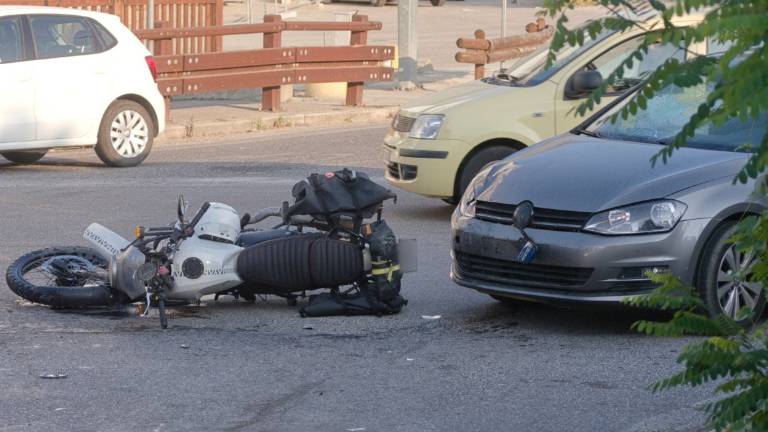 Ravenna, incidente a Coccolia: 50enne motociclista in ospedale Ravenna, incidente a Coccolia: 50enne motociclista in ospedale