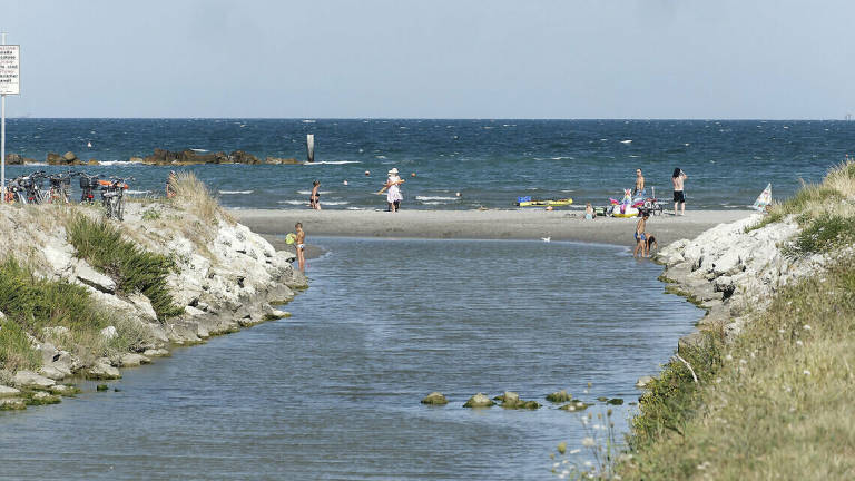 Ravenna, canale inquinato sfocia in mare. I bambini ci fanno il bagno Ravenna, canale inquinato sfocia in mare. I bambini ci fanno il bagno