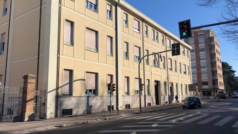 Furti in serie a scuola a Cesena, la “Carducci” si protegge con gli allarmi Furti in serie a scuola a Cesena, la “Carducci” si protegge con gli allarmi