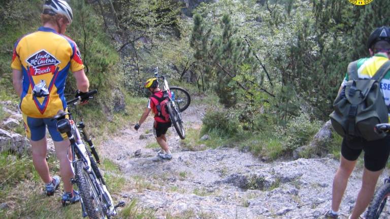 Brutta caduta in bici al Cimone: recuperato dal Soccorso alpino Brutta caduta in bici al Cimone: recuperato dal Soccorso alpino