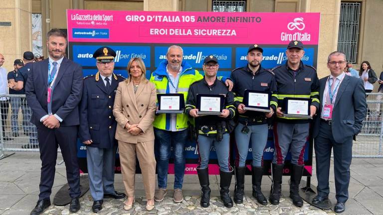 Eroi della sicurezza targati Forlì e Faenza: la Polizia li premia alla tappa del Giro d'Italia Eroi della sicurezza targati Forlì e Faenza: la Polizia li premia alla tappa del Giro d'Italia