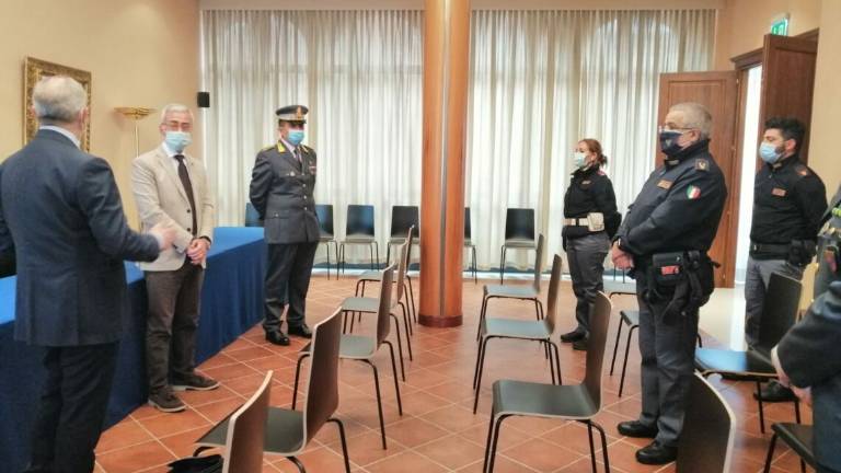Rimini. Il prefetto riceve i poliziotti accerchiati in centro Rimini. Il prefetto riceve i poliziotti accerchiati in centro
