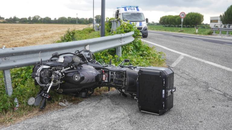Auto taglia la strada a moto, 30enne portato al Bufalini Auto taglia la strada a moto, 30enne portato al Bufalini