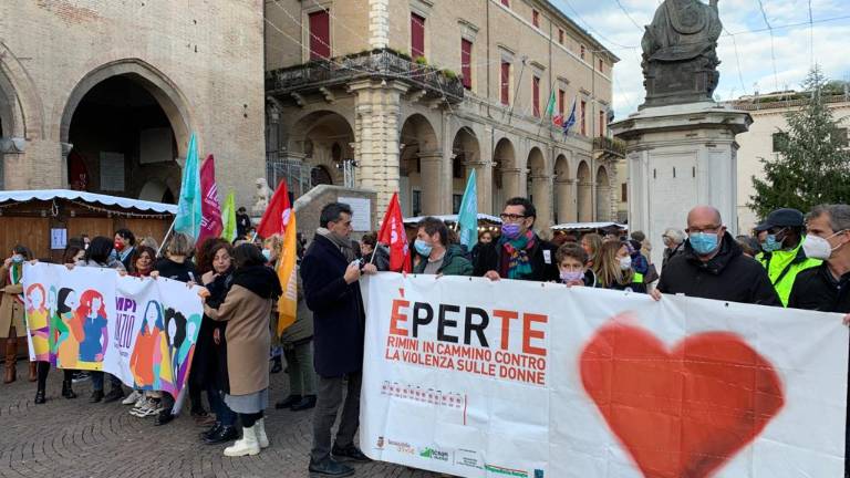 A Rimini sfilano in cinquecento contro la violenza sulle donne A Rimini sfilano in cinquecento contro la violenza sulle donne