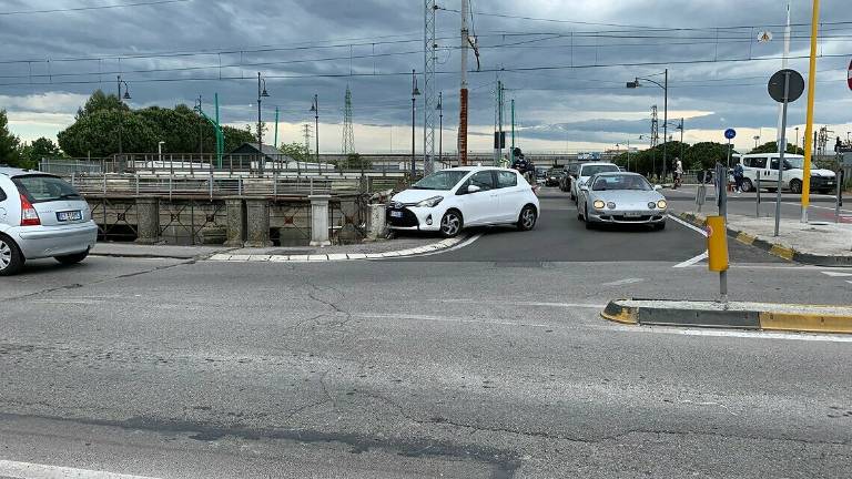 Cesenatico, con l'auto abbatte le sbarre del passaggio a livello Cesenatico, con l'auto abbatte le sbarre del passaggio a livello