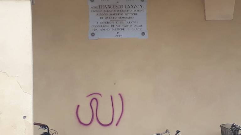 Faenza, imbrattava i muri con la scritta Allah: denunciato Faenza, imbrattava i muri con la scritta Allah: denunciato