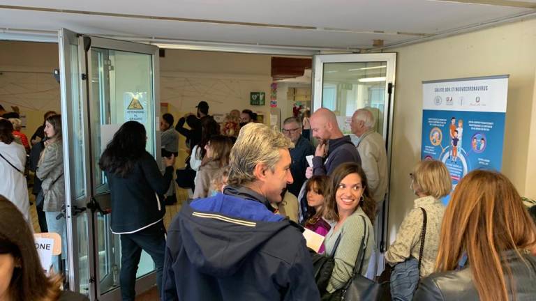 Elezioni, a Rimini lunghe file ai seggi: attese anche di mezzora Elezioni, a Rimini lunghe file ai seggi: attese anche di mezzora