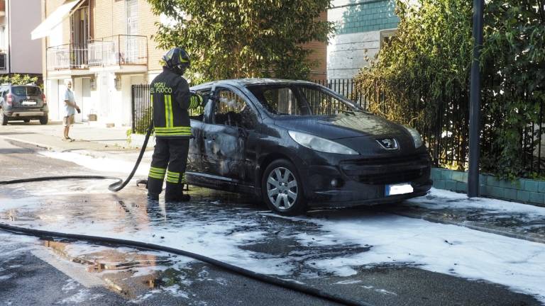 Ravenna, lancia una molotov e l'auto parcheggiata va in fiamme VIDEO Ravenna, lancia una molotov e l'auto parcheggiata va in fiamme VIDEO