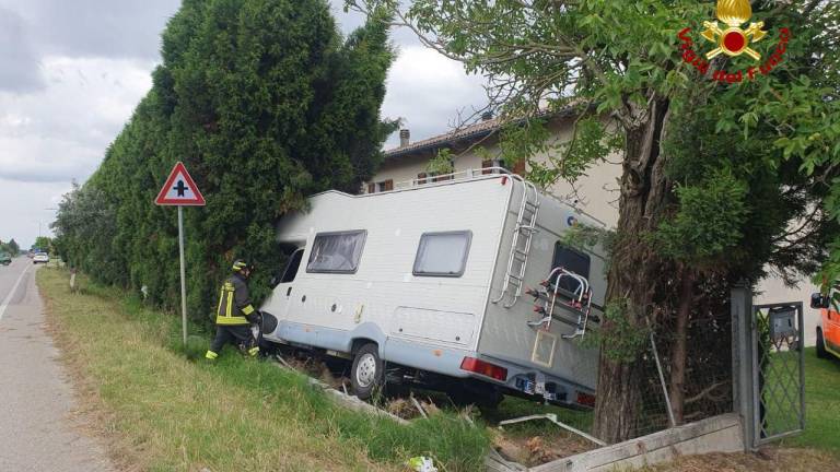 Bubano, camper contro un albero. Muore 41enne di Massa Lombarda Bubano, camper contro un albero. Muore 41enne di Massa Lombarda
