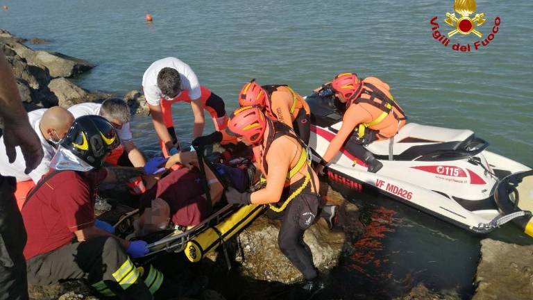 San Mauro Mare, cade sugli scogli: pescatore salvato con moto d'acqua e barella galleggiante San Mauro Mare, cade sugli scogli: pescatore salvato con moto d'acqua e barella galleggiante