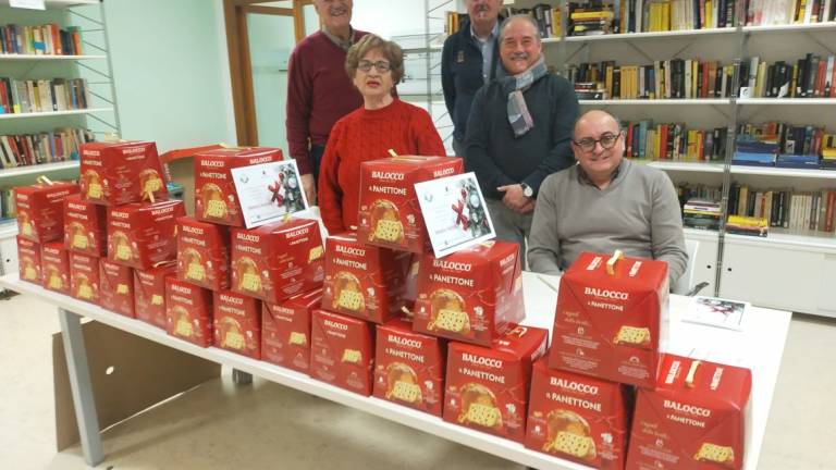 Forlì, consegna panettoni agli ultra 90enni Forlì, consegna panettoni agli ultra 90enni