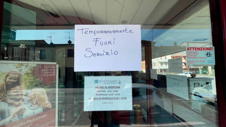 Ladri forzano di notte la porta della banca a Macerone di Cesena e portano via soldi Ladri forzano di notte la porta della banca a Macerone di Cesena e portano via soldi