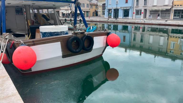 Cesenatico, perdita di gasolio in darsena colpisce anche il porto canale - VIDEO Cesenatico, perdita di gasolio in darsena colpisce anche il porto canale - VIDEO