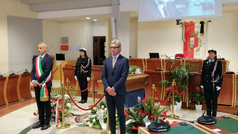 Rimini. Aperta la camera ardente per Cagnoni: l'abbraccio alla famiglia, i ricordi degli amici Rimini. Aperta la camera ardente per Cagnoni: l'abbraccio alla famiglia, i ricordi degli amici
