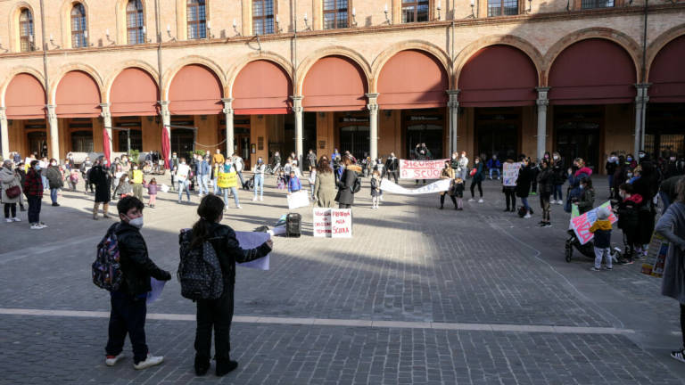 Imola, un centinaio in piazza: Riaprire le scuole Imola, un centinaio in piazza: Riaprire le scuole