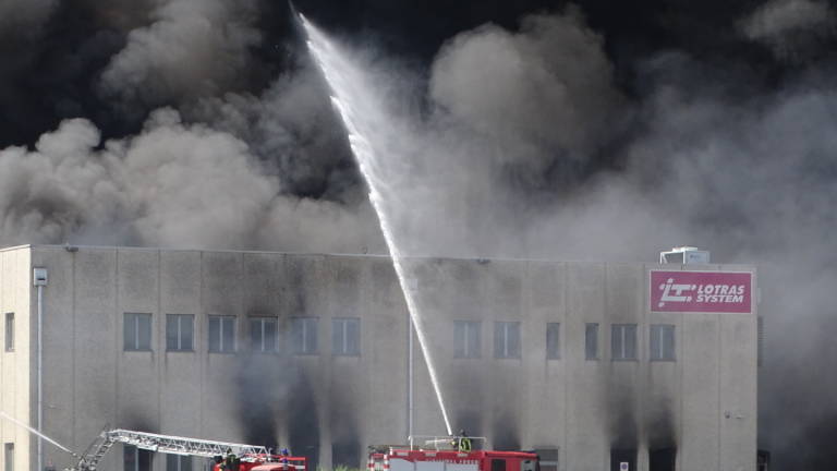 Faenza incendio, valori nei limiti. Attesi dati di diossine e metalli Faenza incendio, valori nei limiti. Attesi dati di diossine e metalli