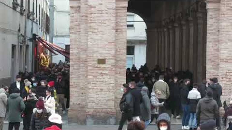 Aperitivo con assembramenti: 25 multe a Rimini / Video Aperitivo con assembramenti: 25 multe a Rimini / Video