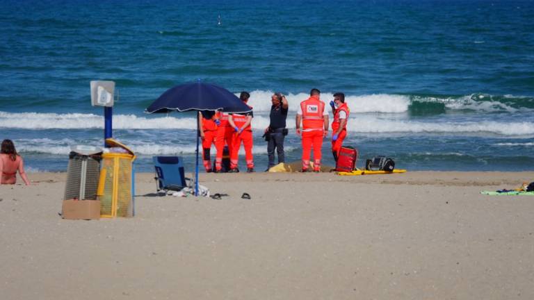 Primo annegato della stagione a Marina di Ravenna, 70enne stroncato da un malore Primo annegato della stagione a Marina di Ravenna, 70enne stroncato da un malore